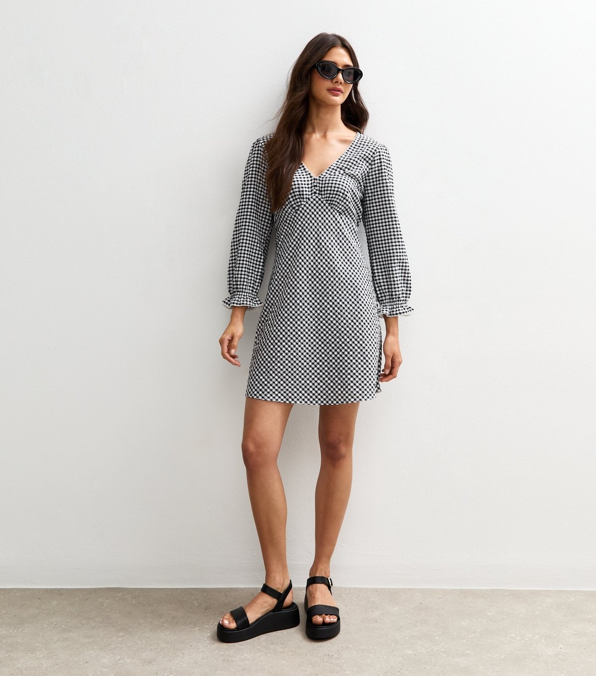 New Look Women's Black Gingham V-Neck Mini Dress New Look - 2