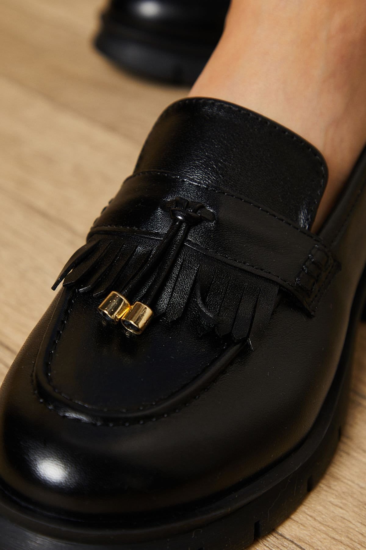 Oasis Oasis Women's Brooke Real Leather Tassel Detail Chunky Loafers in Black - 4