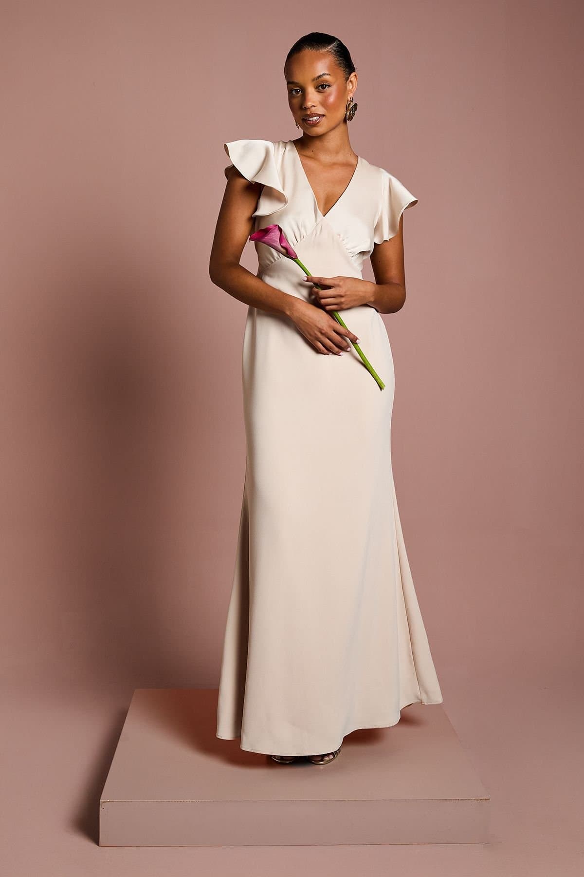 Coast Coast Women's Honoured Petite V Neck Angel Short Sleeve Satin Maxi Bridesmaid Dress in Champagne