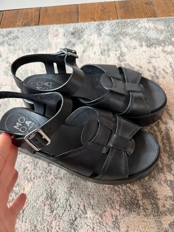 Moda In Pelle Gorgeous moda in pelle platform sandals in black leather. Size 5