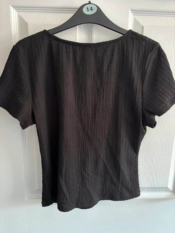 New Look Black v neck ruched textured cropped top. Size 14
