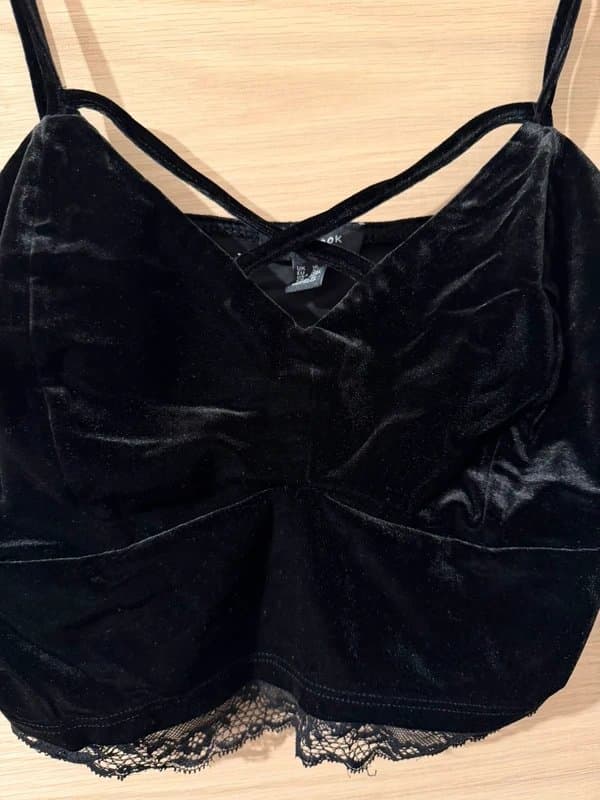New Look Black velvet feel crop top, new look, size 16
