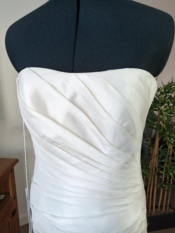 Essense of Australia Essence of Australia - Ivory Wedding Dress. Size 8/10