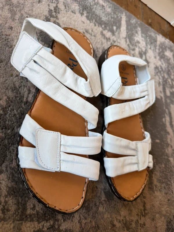 Pavers Pavers white leather flat comfort sandals. Size 6