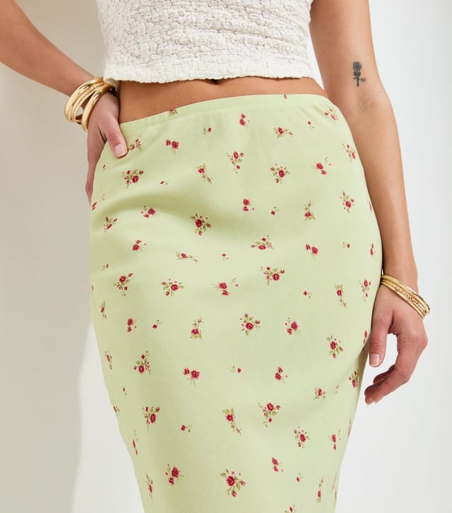 New Look Women's Tall Green Ditsy Floral Bias Cut Midi Skirt New Look - 2