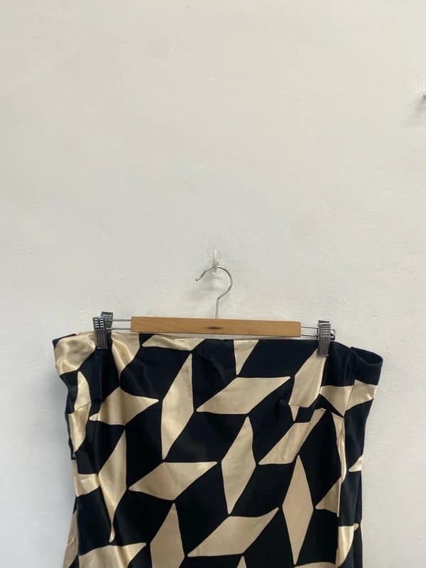 Topshop Gorgeous topshop black cream geometrical satin mini skirt UK 18 RN531