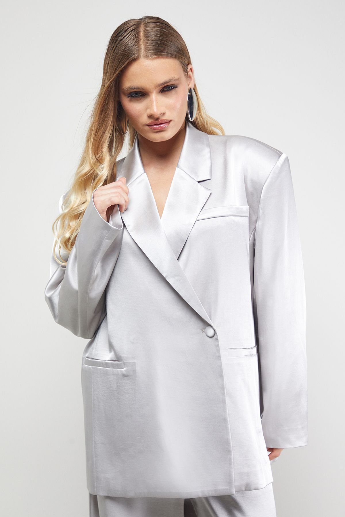 Warehouse Warehouse Women's Oversized High Shine Satin Blazer Co-ord in Silver - 4