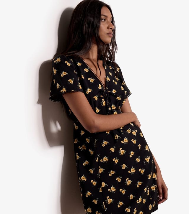Apricot Women's Black Floral V-Neck Dress Apricot New Look - 2