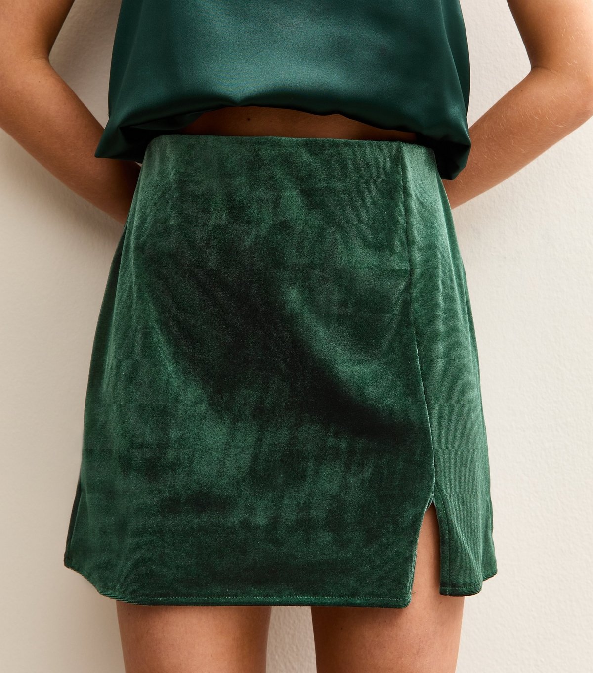 New Look Women's Petite Dark Green Velvet Split Mini Skirt New Look - 2