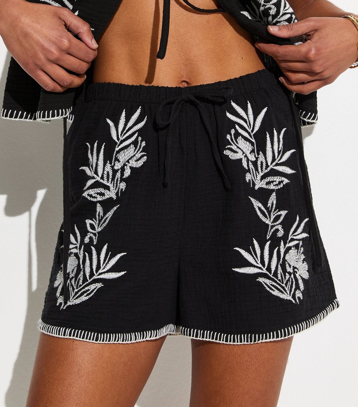 New Look Women's Black Cotton Embroidered Floral Beach Shorts New Look - 2