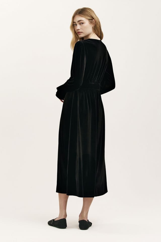 Finery London Finery London Women's Laila Velvet V Neck Midi Waisted Dress in Black - 3