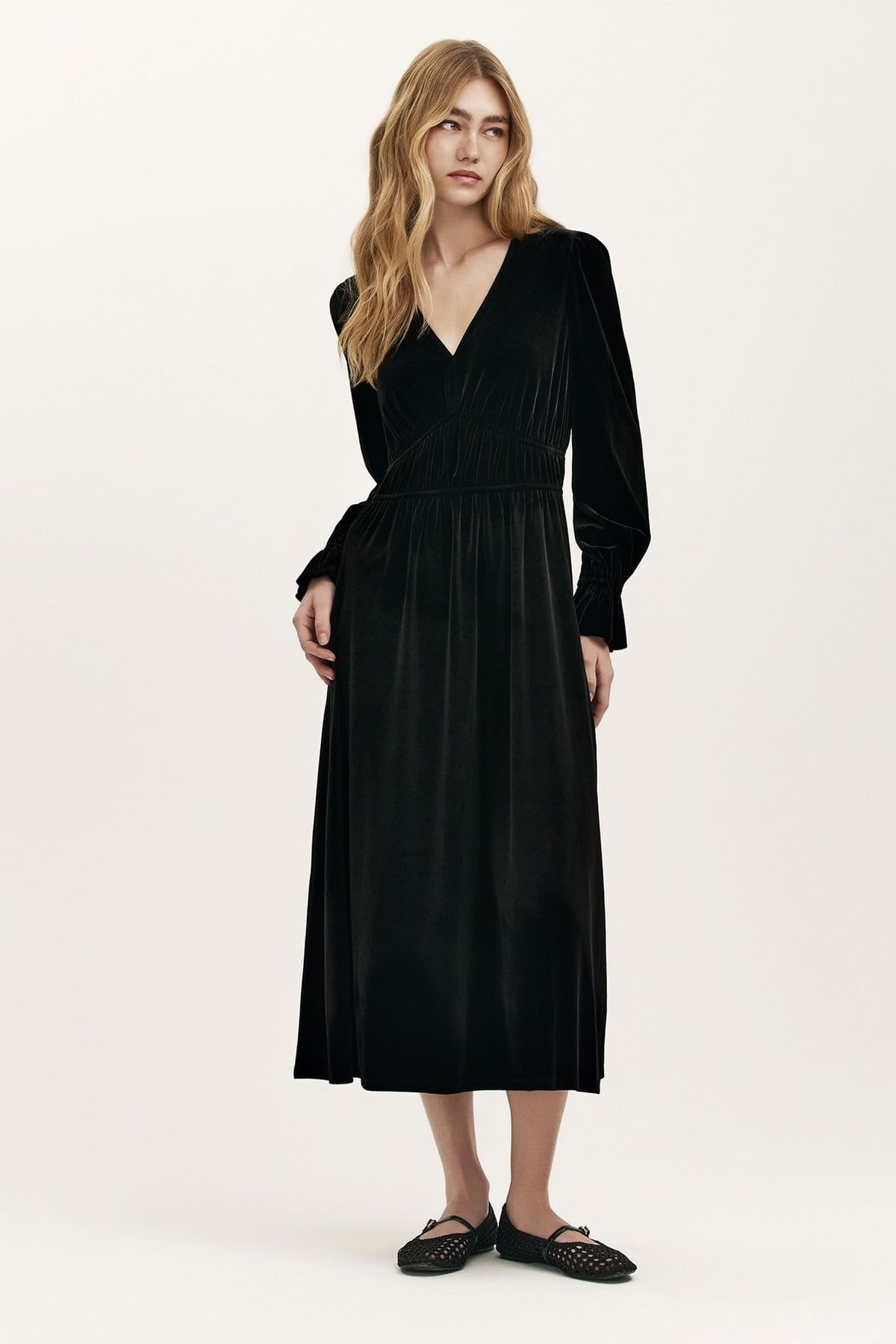 Finery London Finery London Women's Laila Velvet V Neck Midi Waisted Dress in Black - 4