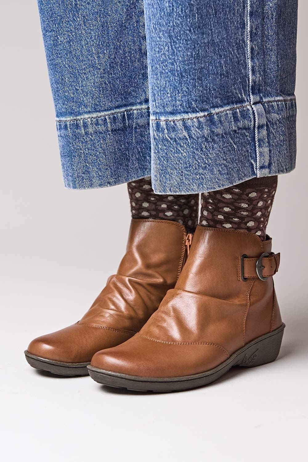 Moshulu Moshulu Women's 'Bourbon 2' Slouchy Leather Ankle Boots in Tan