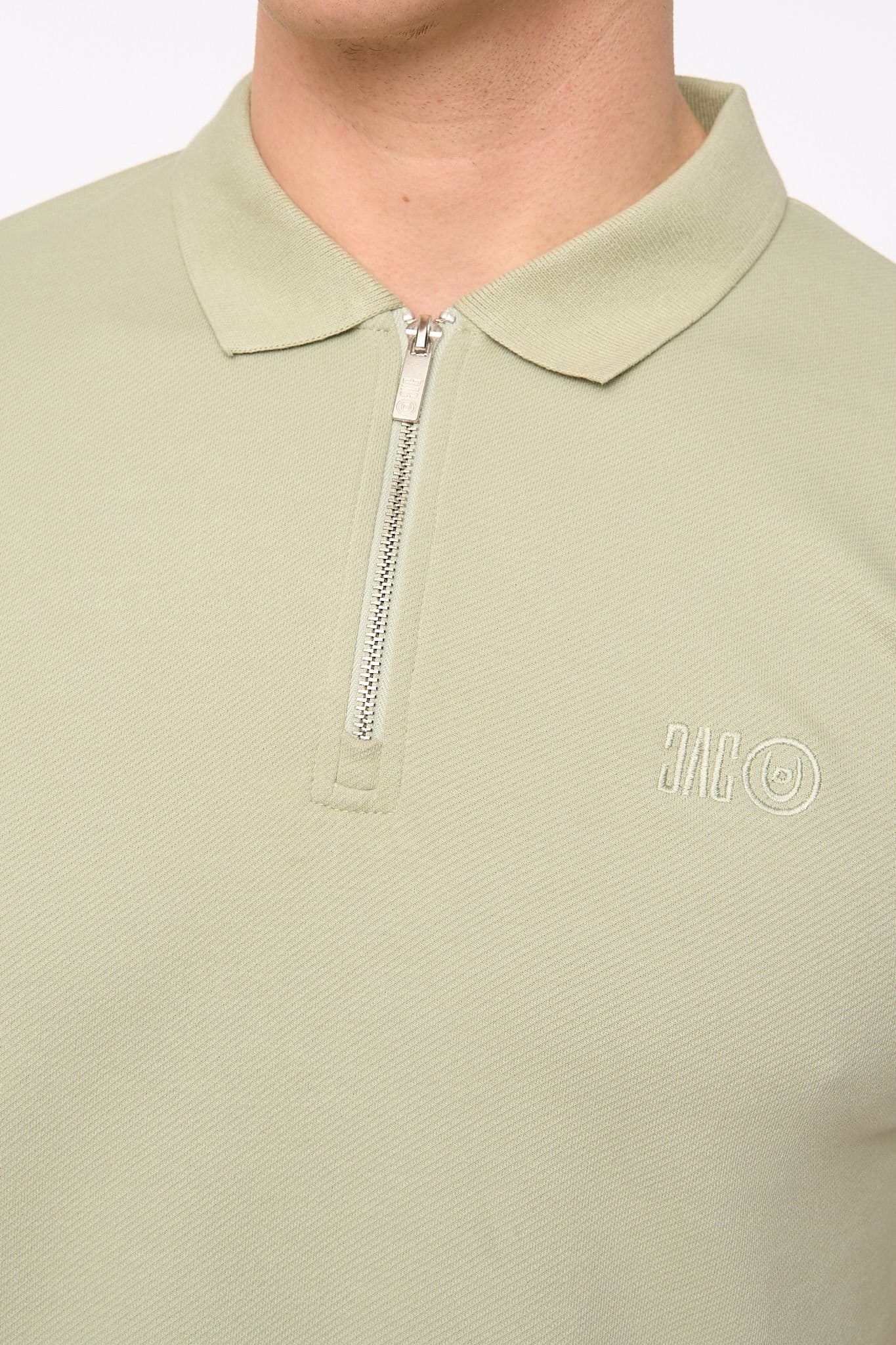 Duck&Cover Duck&Cover Men's Sherborn Smart Zip Polo with Sleeve Panels in Light Green - 4