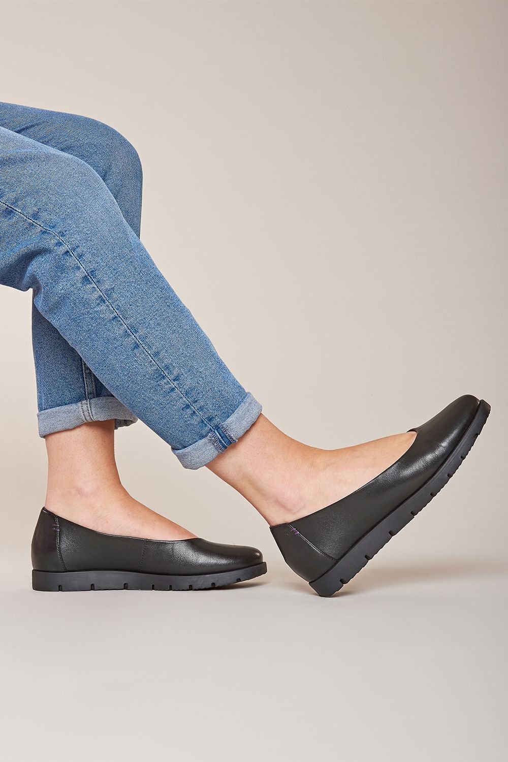 Moshulu Moshulu Women's 'Jin' Leather Flat Slip On Shoes in Black - 2