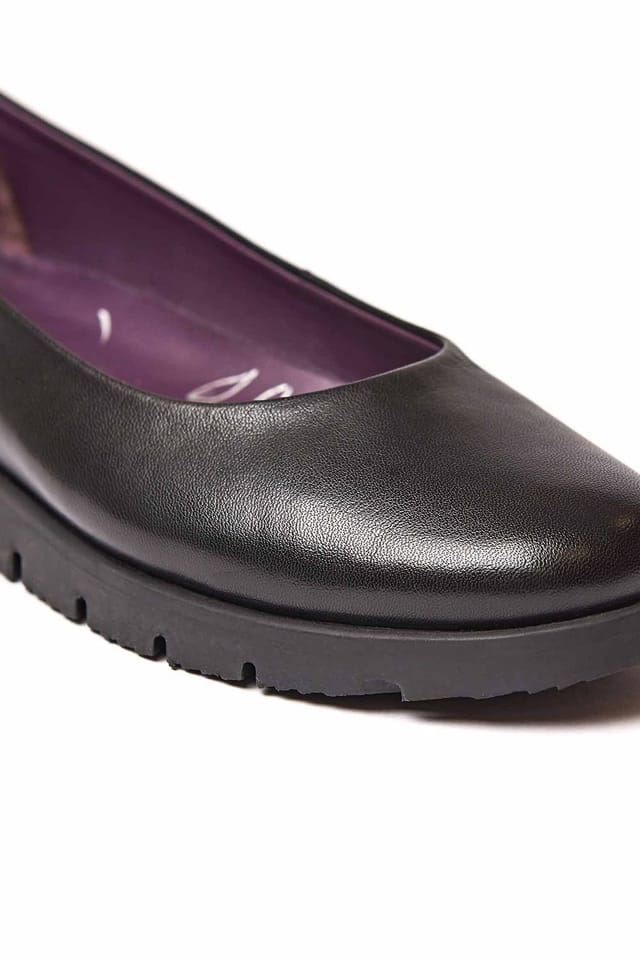 Moshulu Moshulu Women's 'Jin' Leather Flat Slip On Shoes in Black - 3