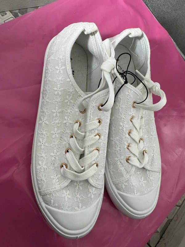 New Look New Look women’s white lace pumps size 6