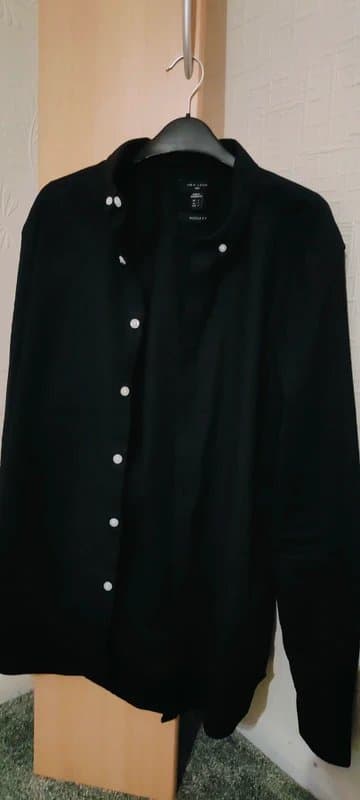 New Look Men black muscle fit long sleeve shirt.