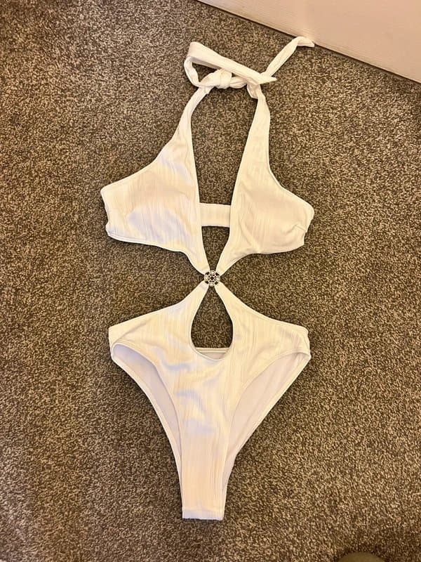Gorgeous White Cut-Out Monokini Swimsuit – Size M 🤍