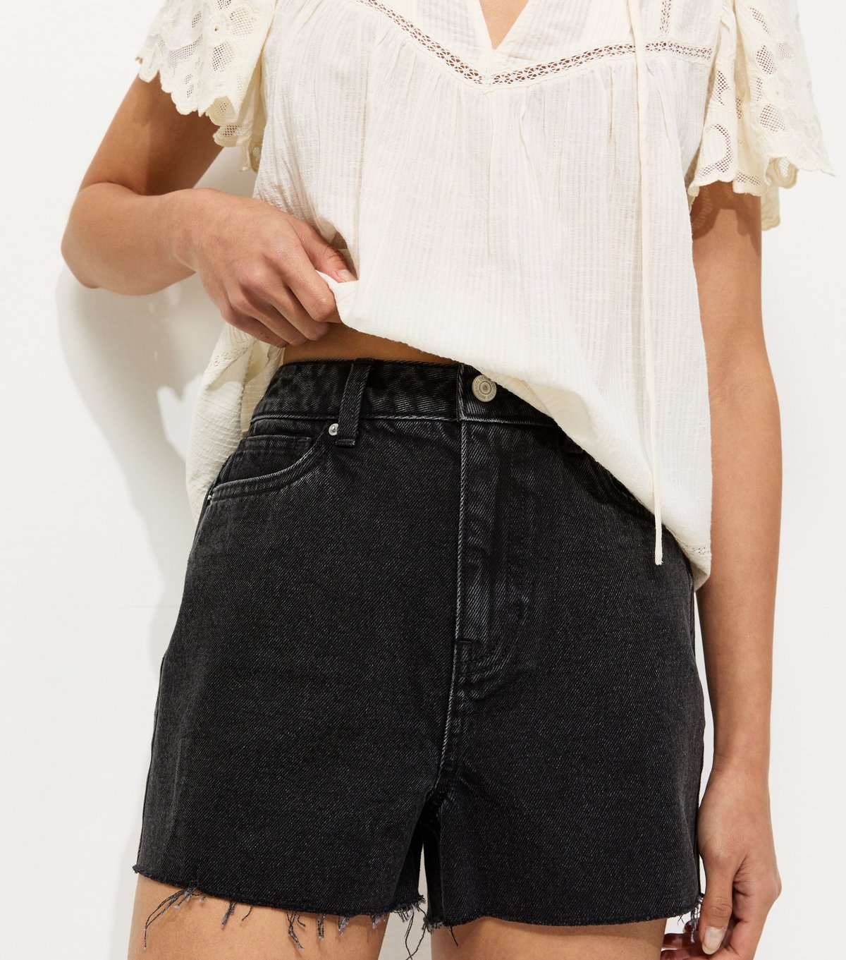 New Look Women's Black Wash Mom Denim Shorts New Look - 2