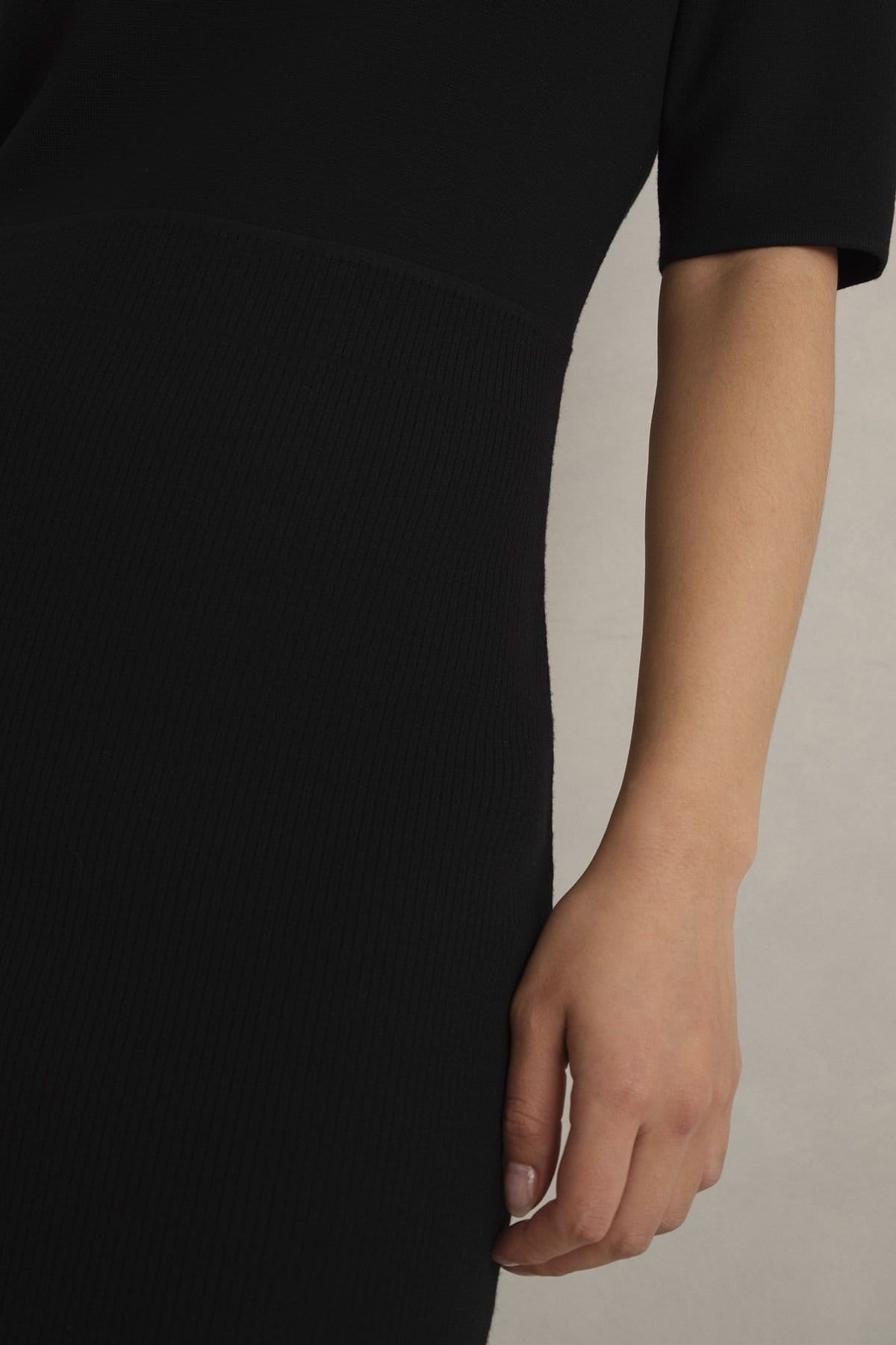 Hobbs London Hobbs London Women's Bridget Short Sleeve Knitted Midi Dress in Black - 4