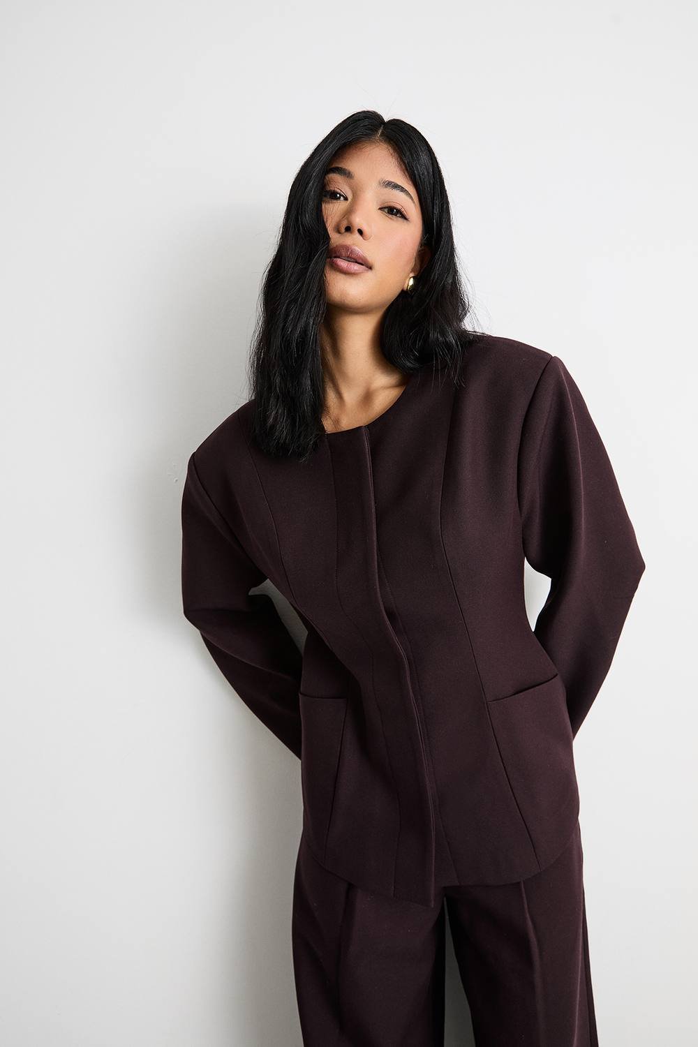 Warehouse Warehouse Women's Premium Tailored Extreme Shoulder Moulded Waist Blazer in Chocolate - 2