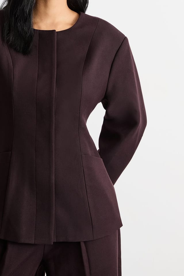 Warehouse Warehouse Women's Premium Tailored Extreme Shoulder Moulded Waist Blazer in Chocolate - 2