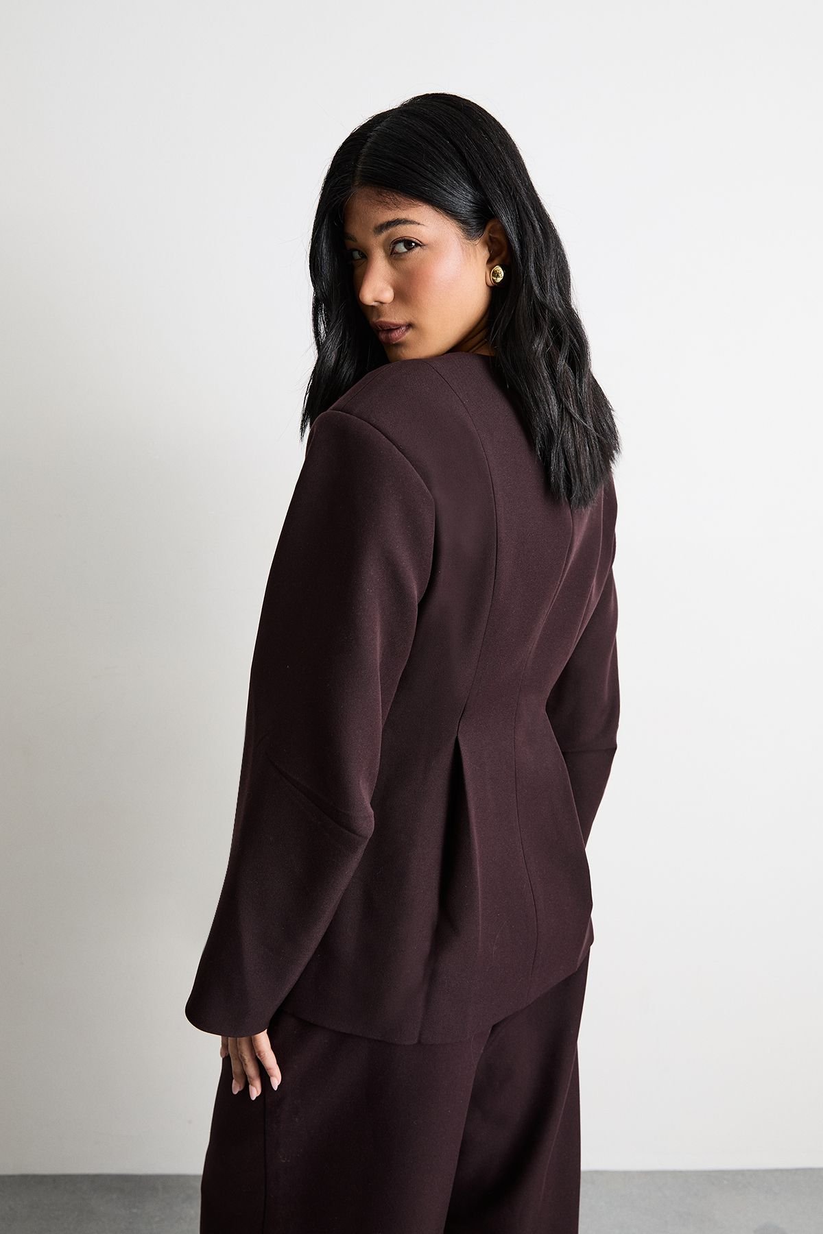 Warehouse Warehouse Women's Premium Tailored Extreme Shoulder Moulded Waist Blazer in Chocolate - 3