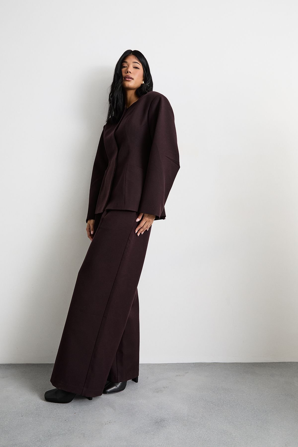 Warehouse Warehouse Women's Premium Tailored Extreme Shoulder Moulded Waist Blazer in Chocolate - 4