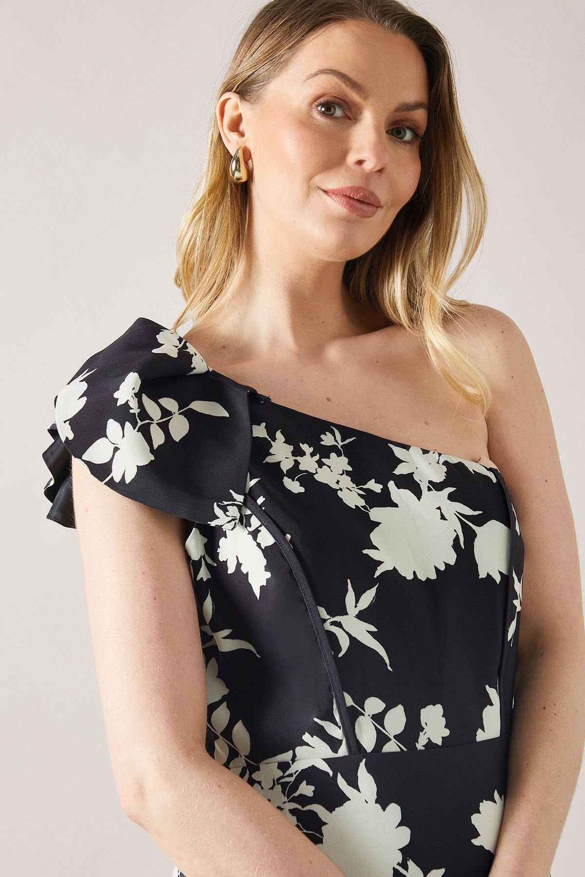 Wallis Wallis Women's Occasion Floral One Shoulder Twill Maxi Dress in Mono - 3