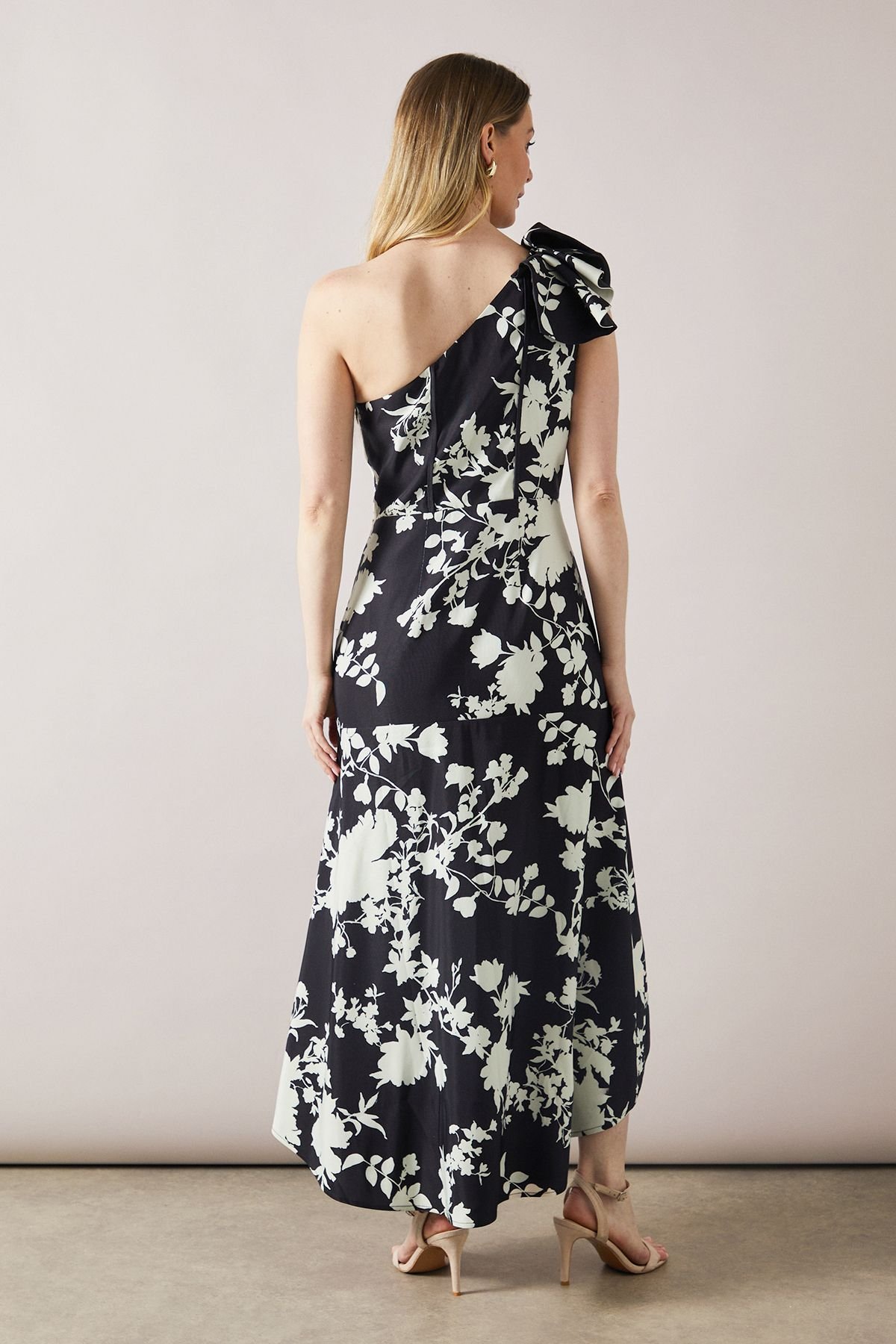 Wallis Wallis Women's Occasion Floral One Shoulder Twill Maxi Dress in Mono - 4