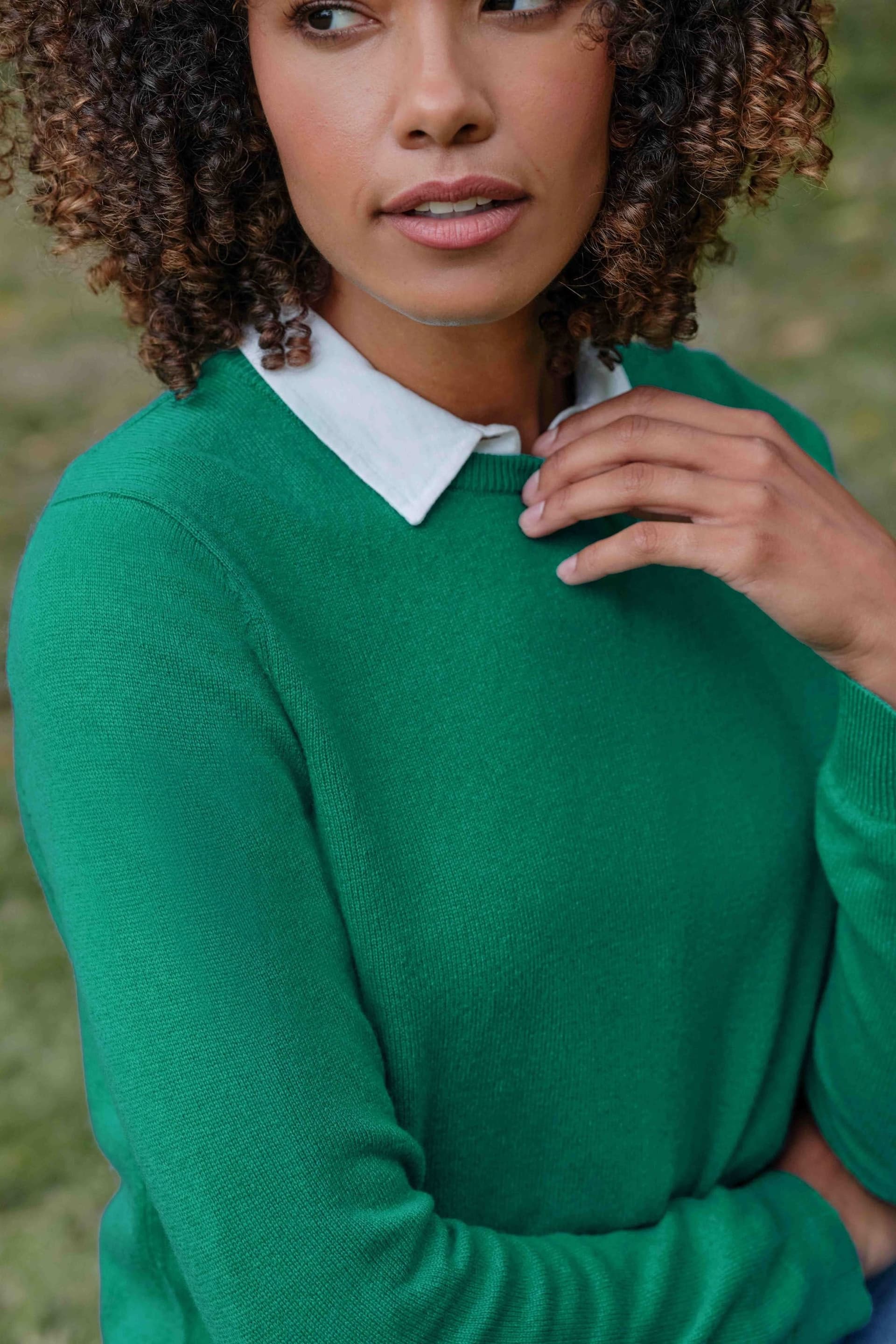 WoolOvers WoolOvers Women's Cashmere & Merino Crew Neck Knitted Jumper in Bright Green