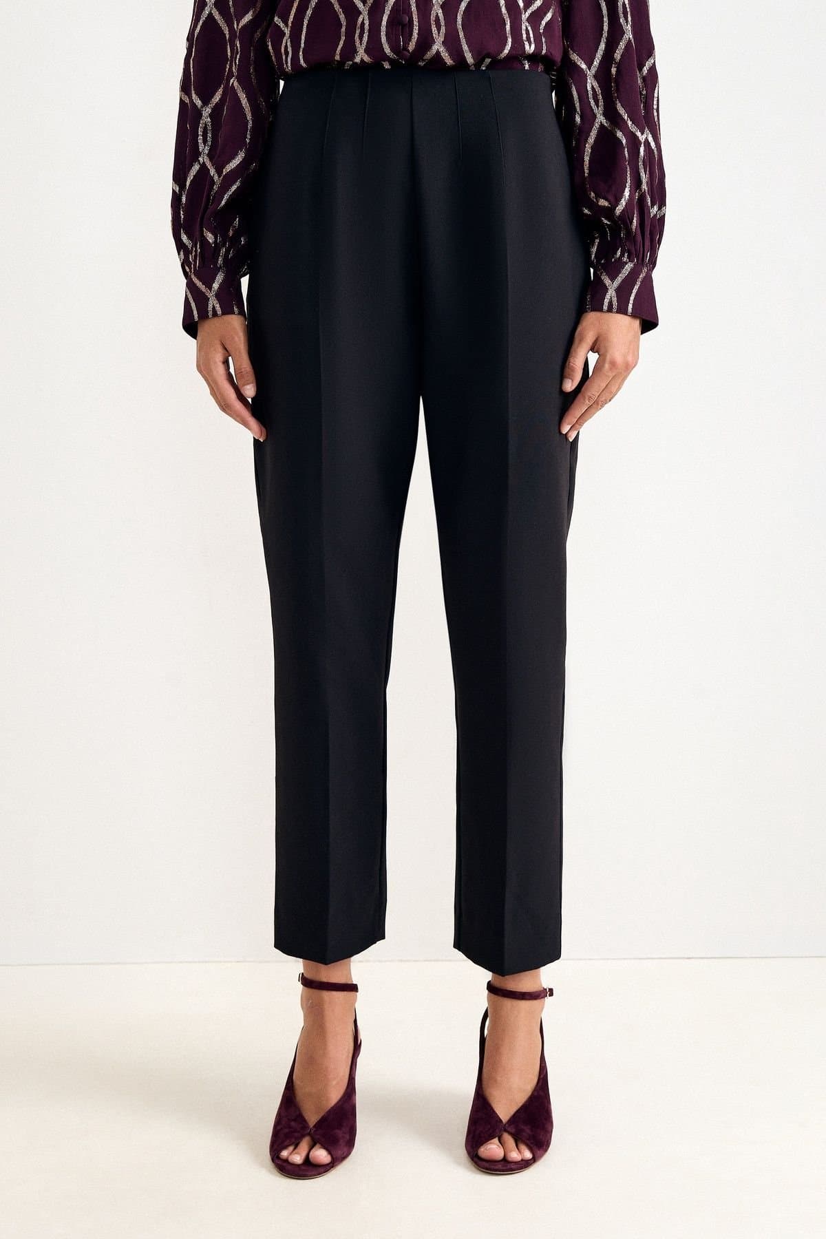 Phase Eight Phase Eight Women's Avani Cropped Tapered Trousers in True Black