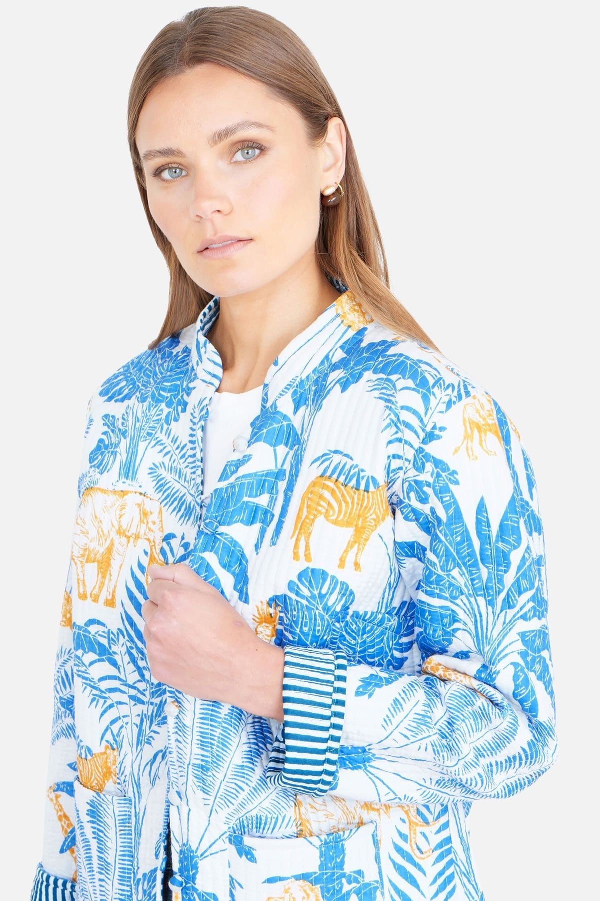Yumi Yumi Women's Blue Jungle Reversible Cotton Quilted Jacket in Bright Blue - 4