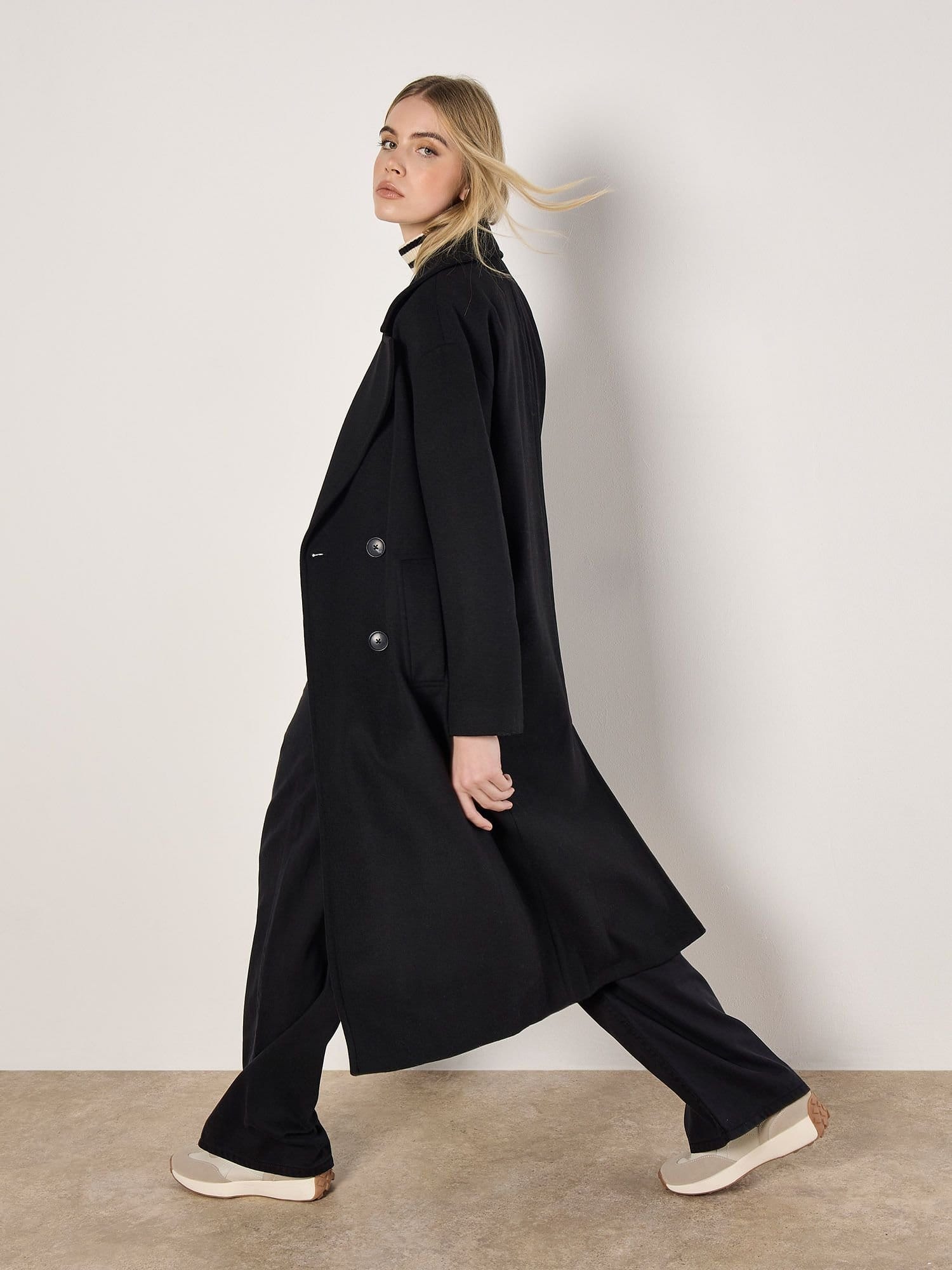 Apricot Apricot Women's Oversized Tailored Boyfriend Coat in Black - 4