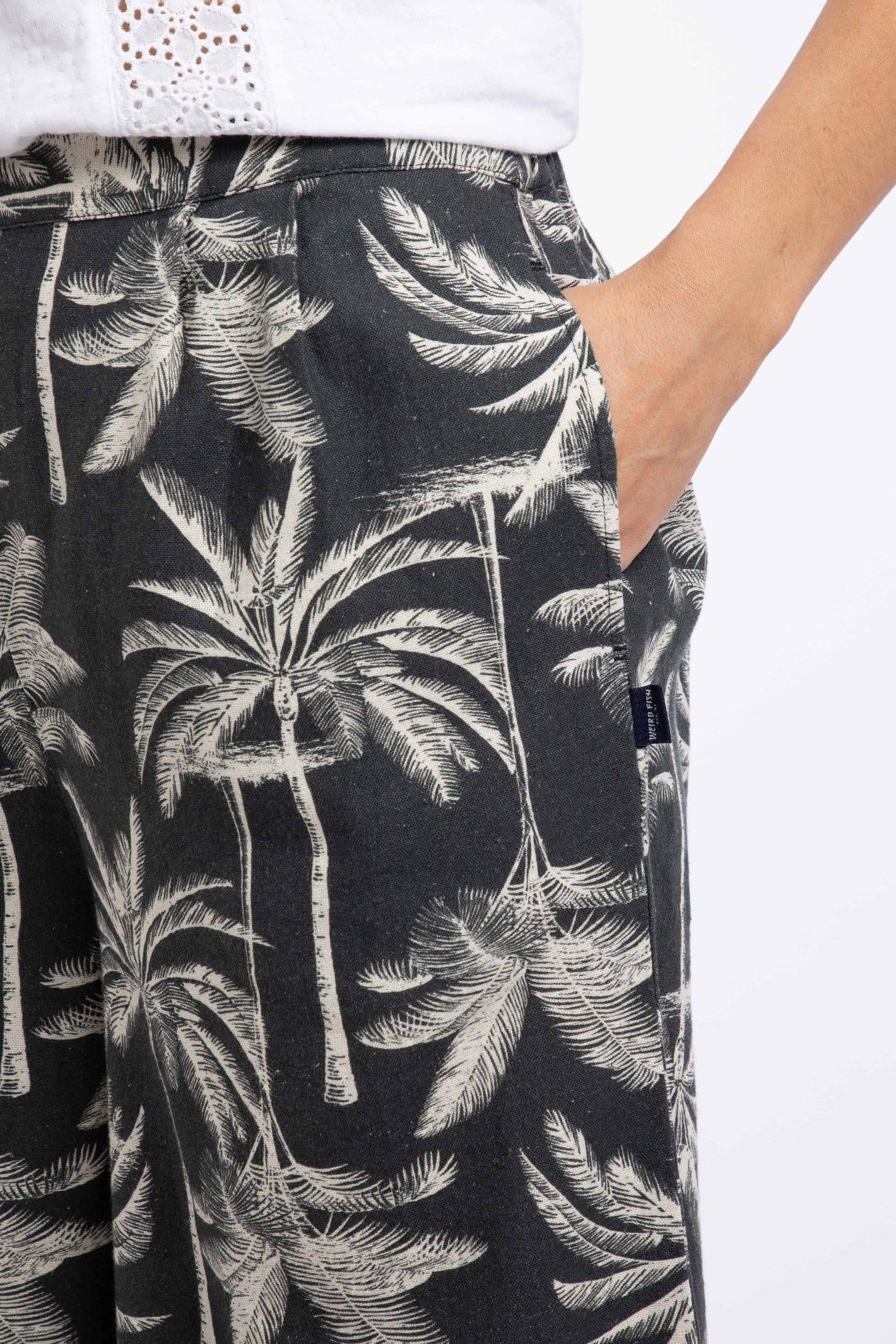 Weird Fish Weird Fish Women's Mossa Printed Linen Rich Culottes in Black - 4