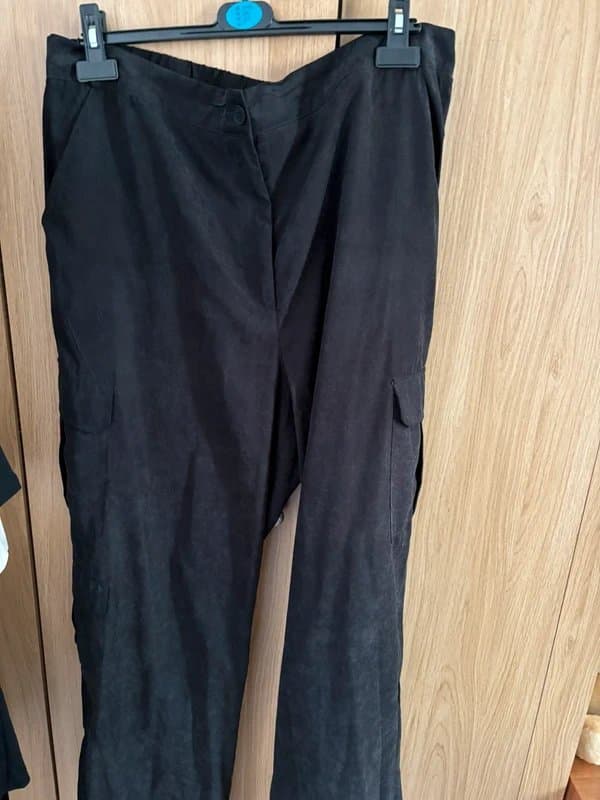 New Look Women’s black cargo trousers