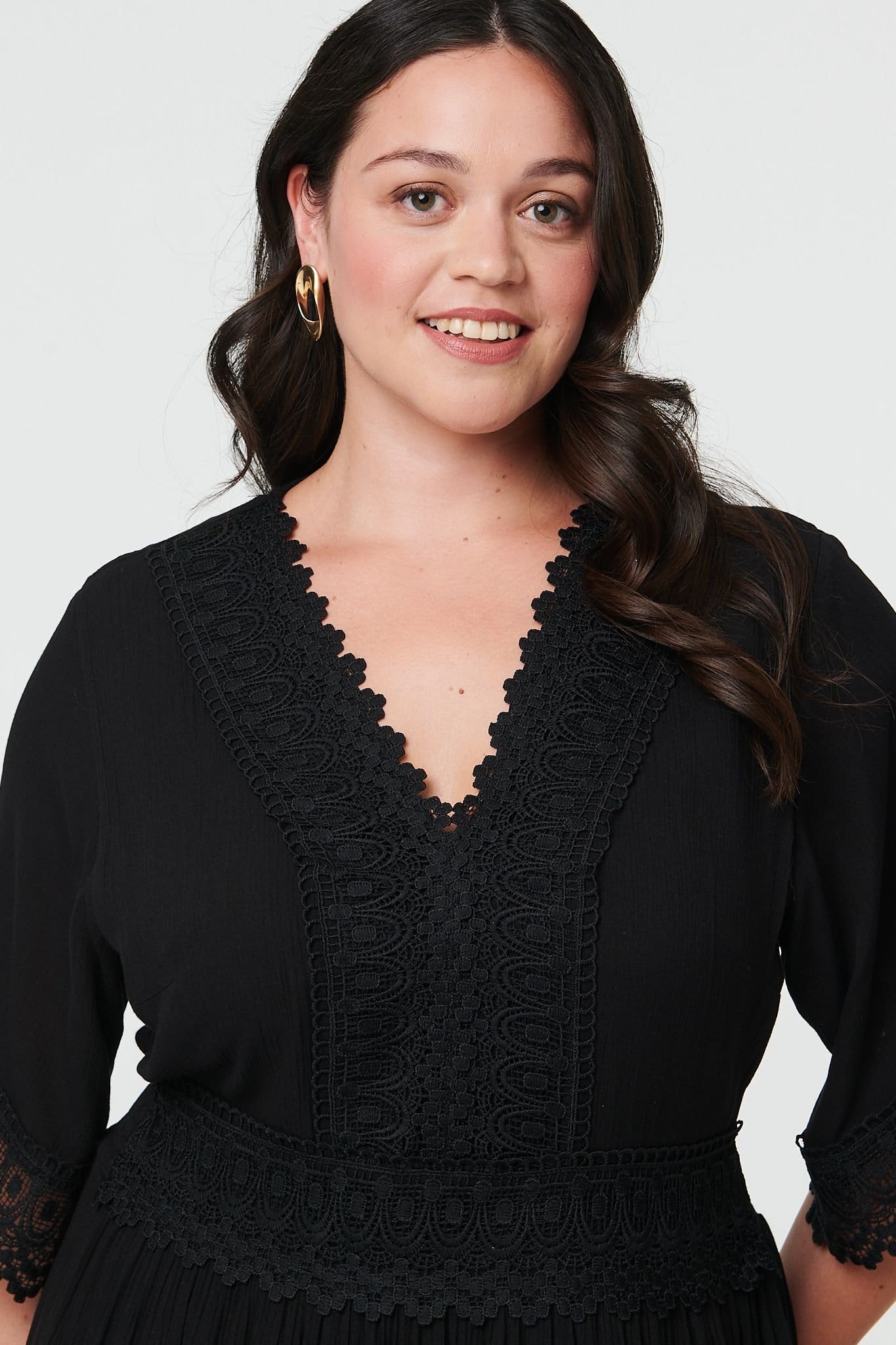 Izabel London Izabel London Women's Curve Tiered Lace Trim Maxi Dress in Black - 4