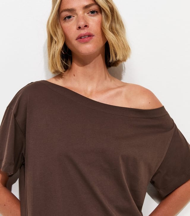 New Look Women's Dark Brown Cotton Off The Shoulder T-Shirt New Look - 2