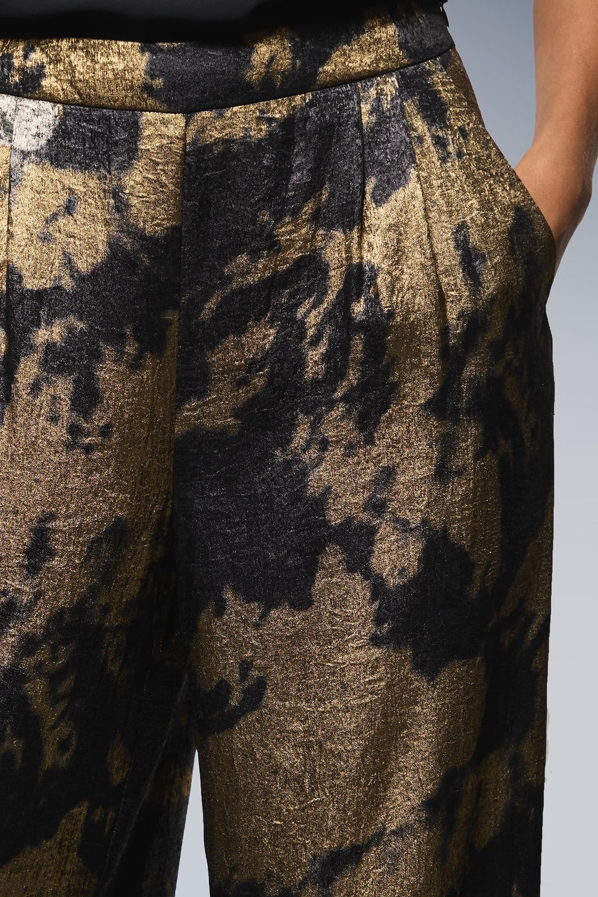 Wallis Wallis Women's Metallic Foil Wide Leg Trouser in Gold - 4