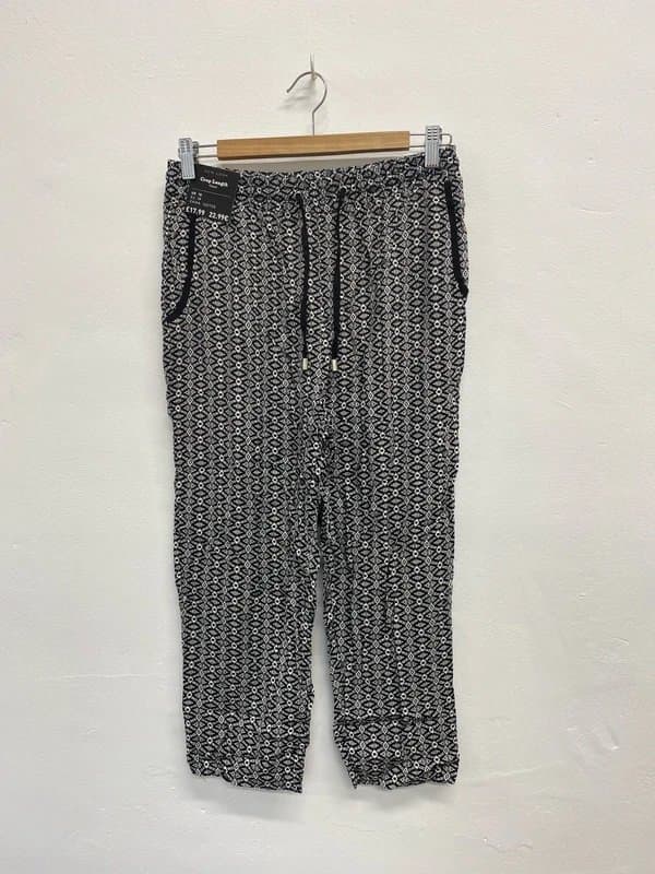 New Look Artsy Geometric Aztec Black & White Crop Court Trousers by New Look KS001