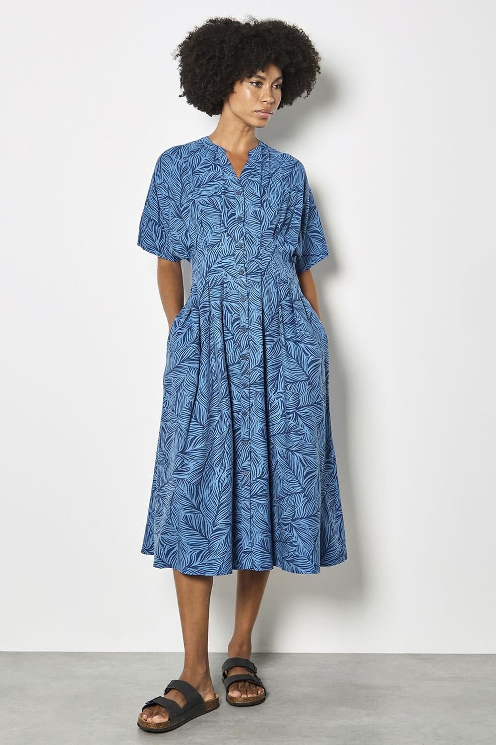 Apricot Apricot Women's Leaf Print Shirt Midi Dress in Blue