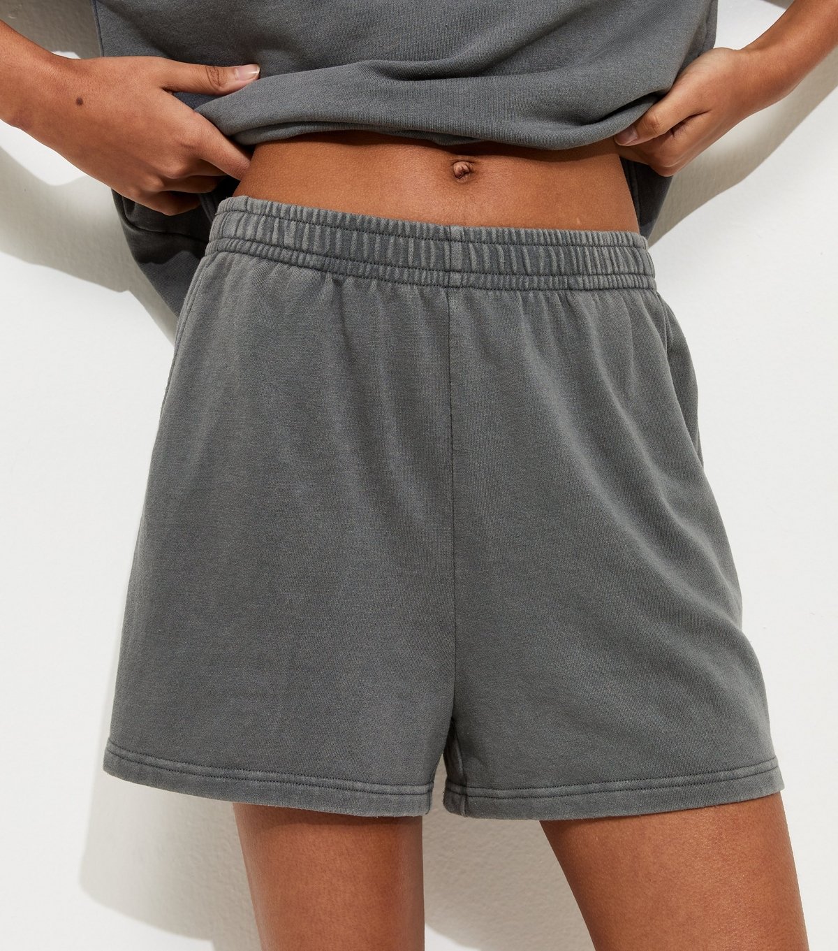 New Look Women's Dark Grey Acid Wash Jogger Shorts New Look - 3