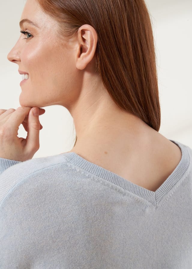 Truly Truly Women's Merino & Cashmere Wool V-Neck Jumper in Light Blue - 3