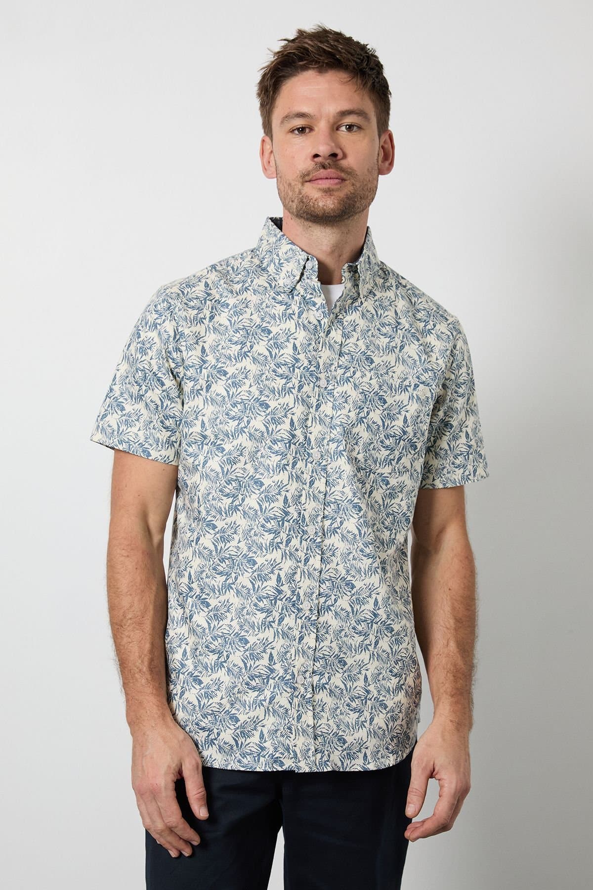 Maine Maine Men's Blue Leaf Print Oxford Short Sleeve Shirt