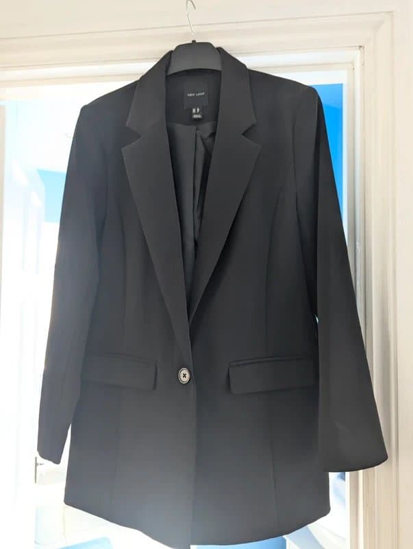 New Look Woman black blazer jacket pockets are stitched up.