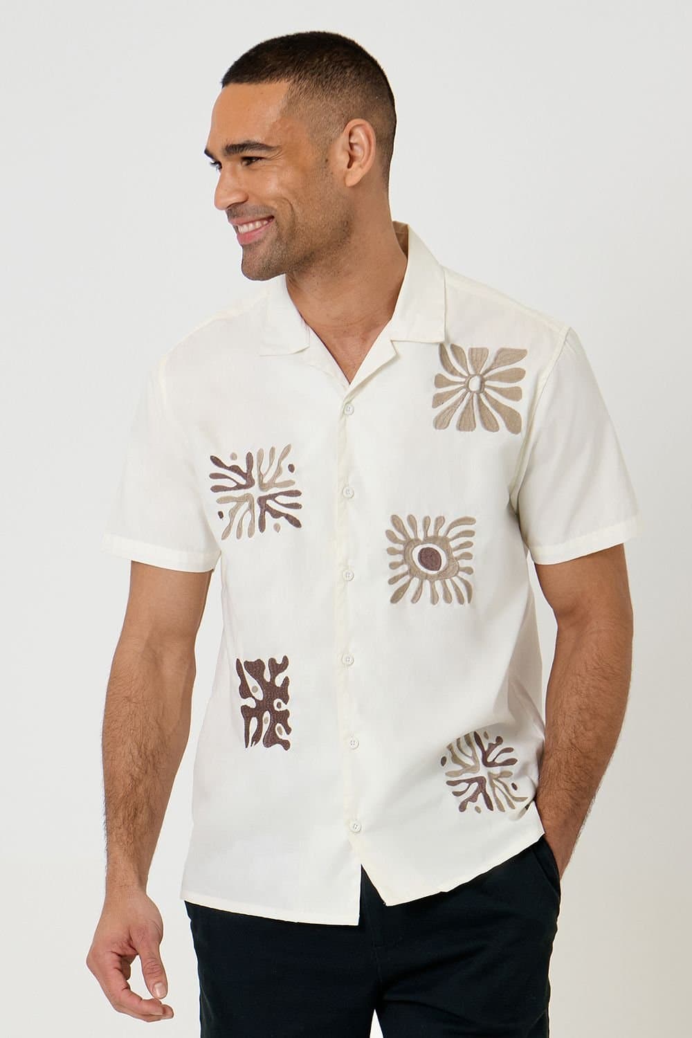 Threadbare Threadbare Men's Patch Embroidered Cotton Short Sleeve Shirt in Natural