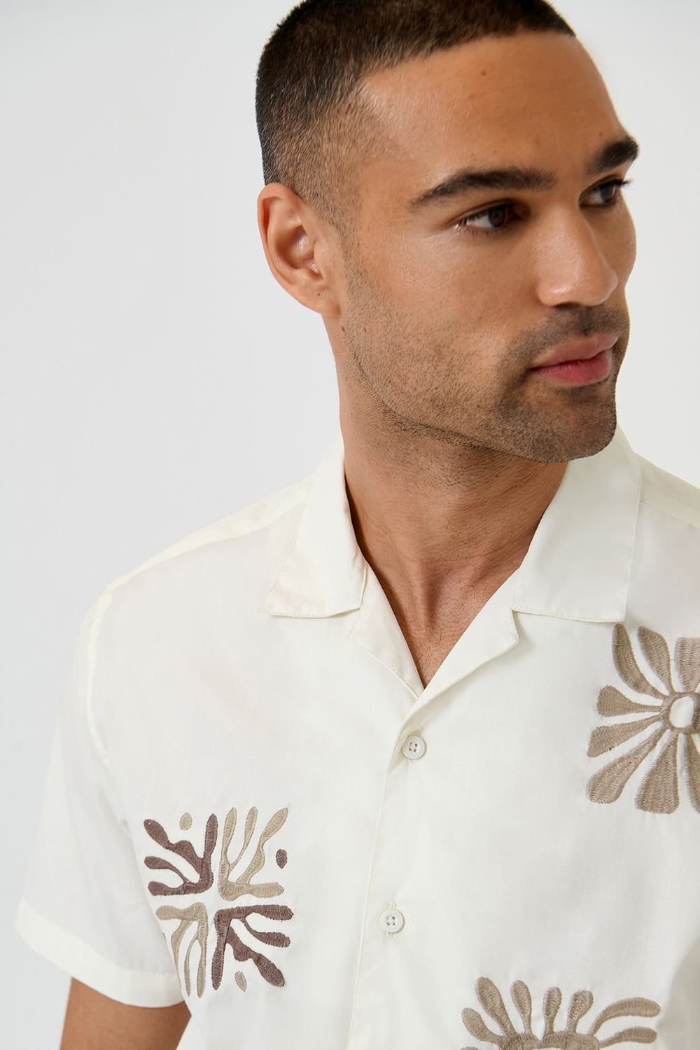 Threadbare Threadbare Men's Patch Embroidered Cotton Short Sleeve Shirt in Natural - 4