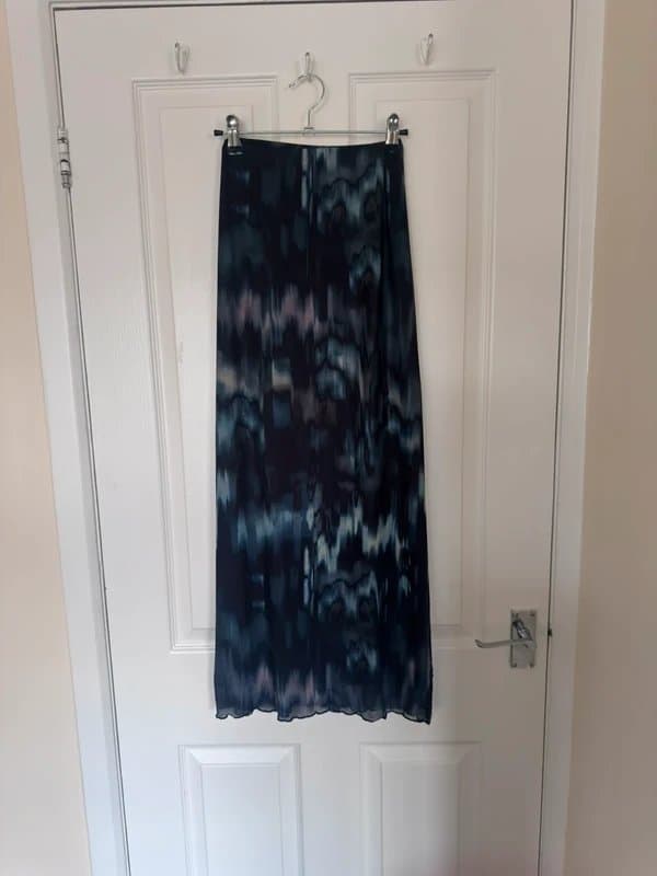 New Look New Look Abstract Black/Green Skirt Soft Satin‑Fell material Size 14