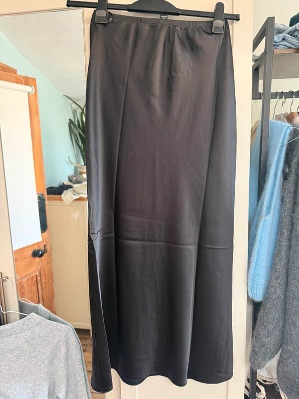 New Look Black satin skirt